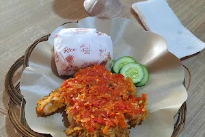 Sakina Chicken & Burger Kaligandu image