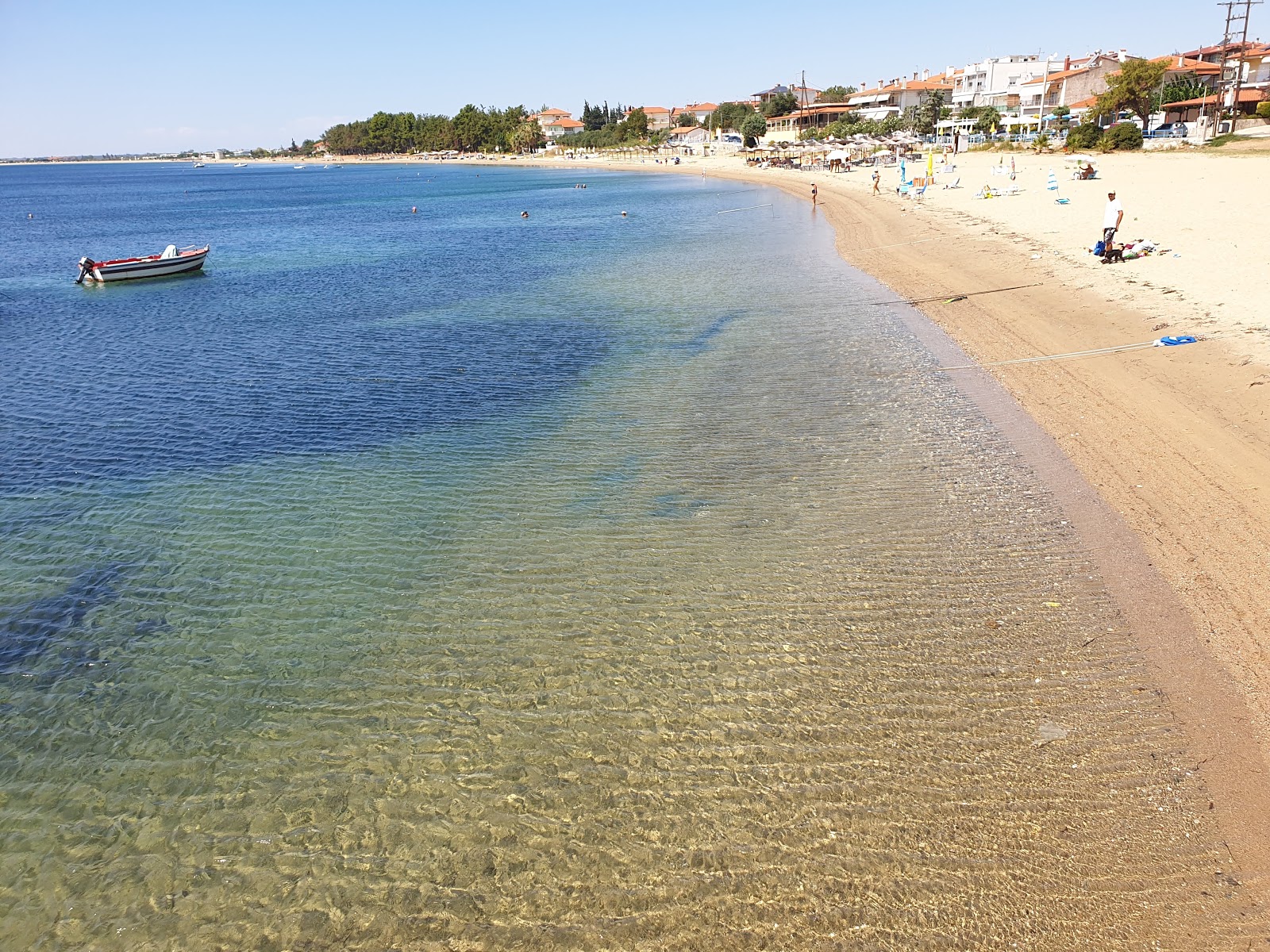 Φωτογραφία του Kalives beach και η εγκατάσταση
