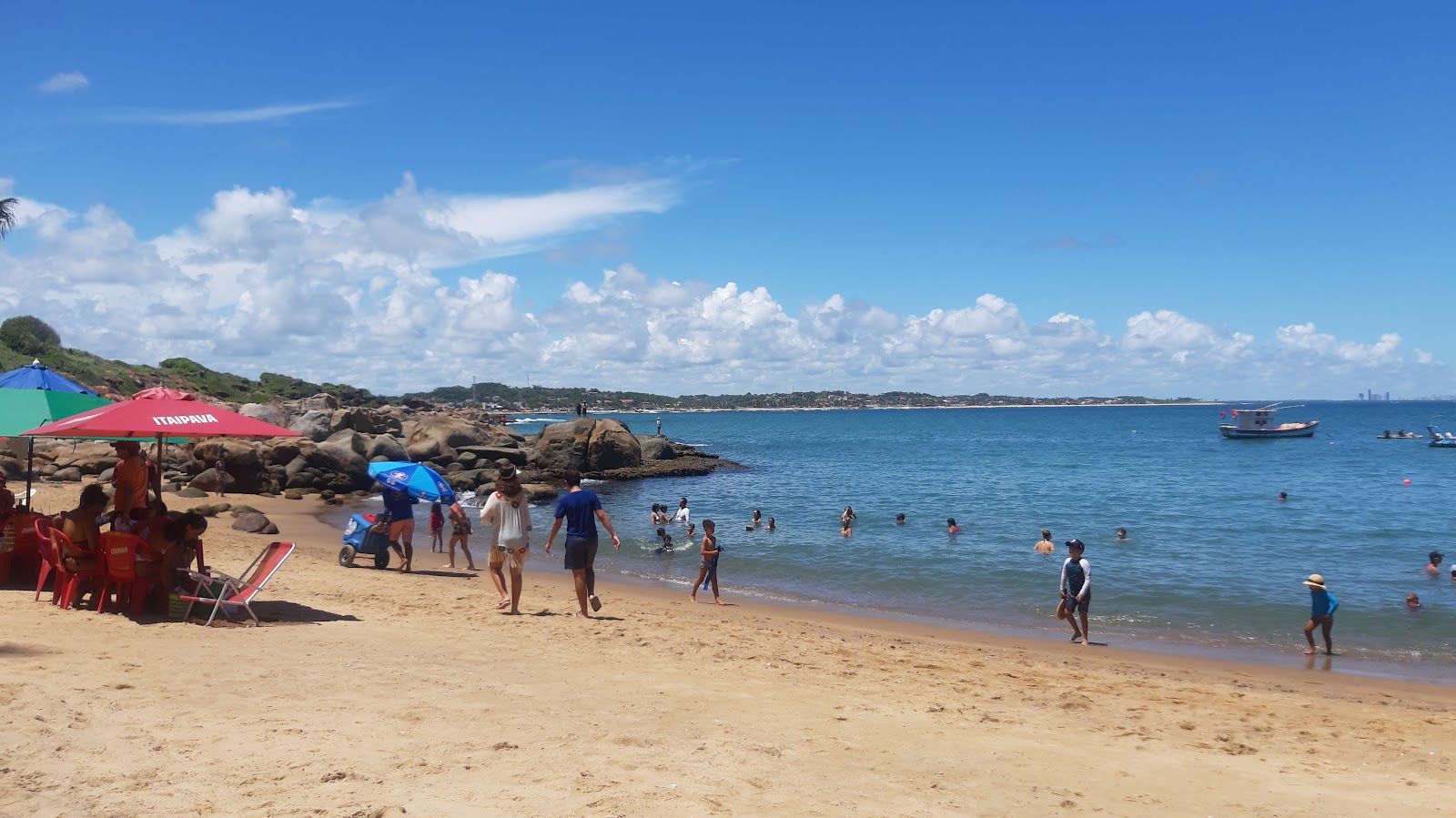 Photo de Praia de Calhetas entouré de montagnes