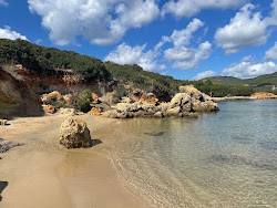 Photo de Cala Spinosa di Alghero Beach entouré de montagnes