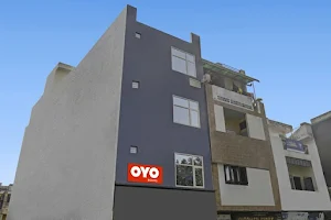 OYO Flagship Santosh Residency Near Krishna Nagar Metro image