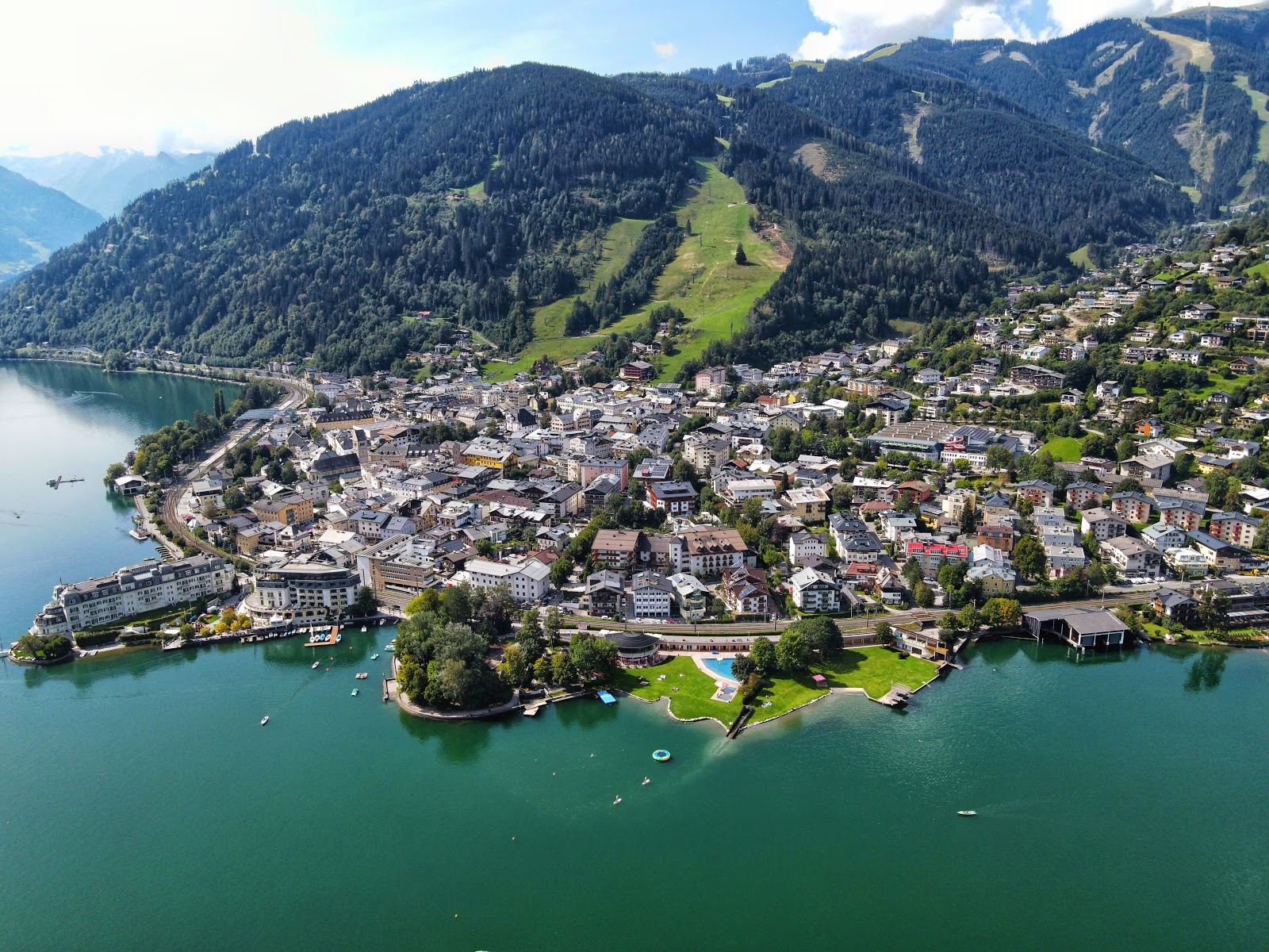 Valokuva Strandbad Zell am Seeista. pinnalla turkoosi puhdas vesi:n kanssa