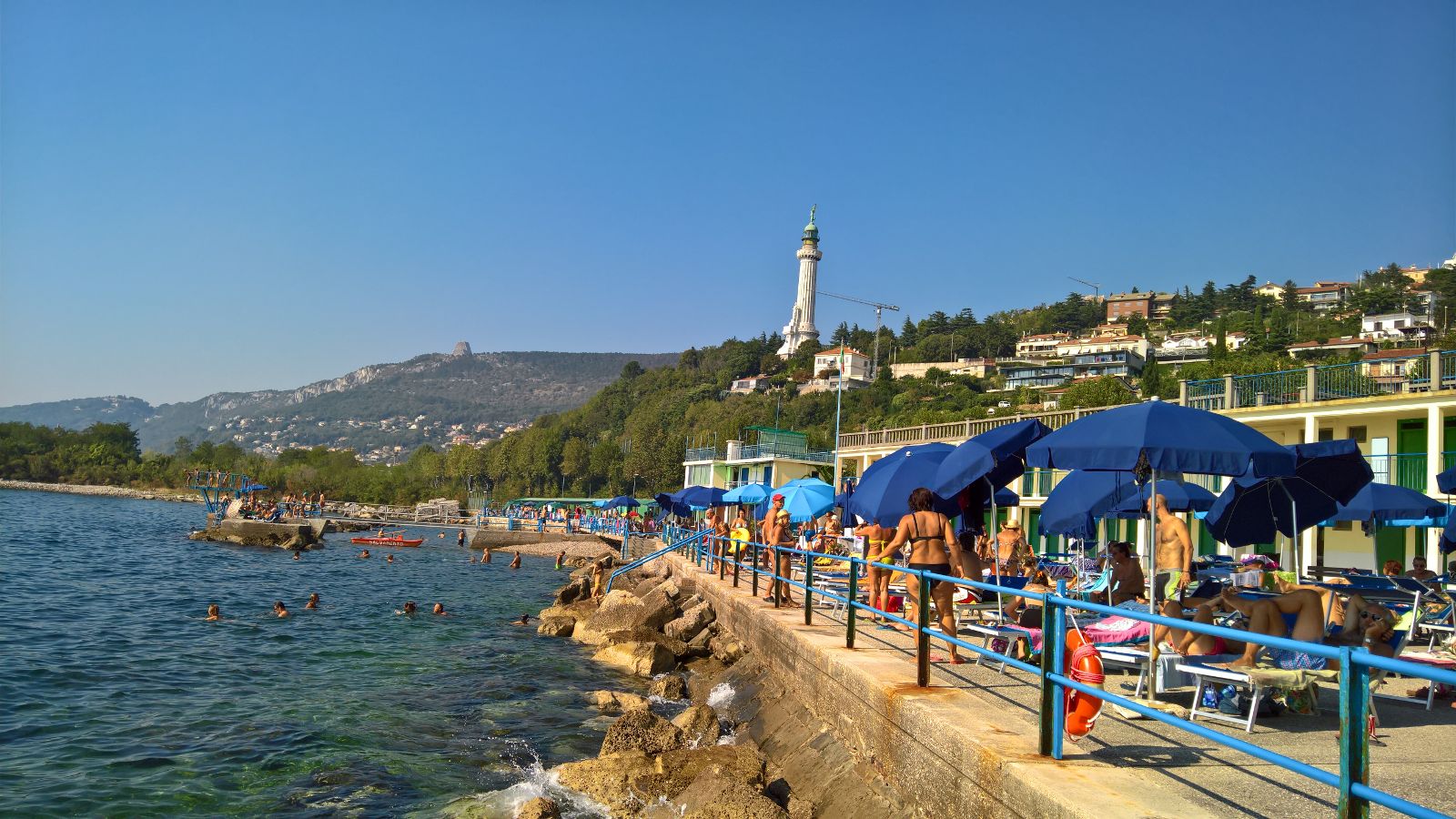 Foto di Bagno Ferroviario con una superficie del acqua cristallina