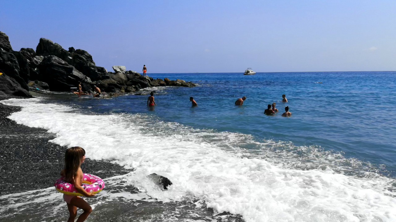 Spiaggia libera Abbelinou的照片 被山脉环绕
