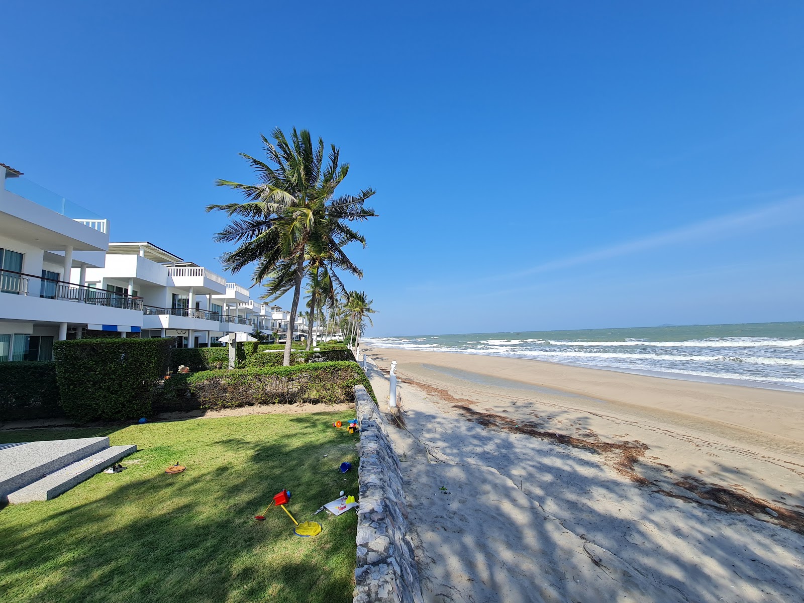 Foto van HuayYang Beach met recht en lang