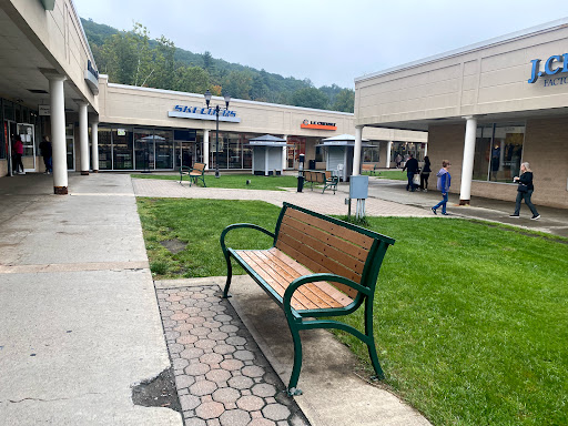 Shopping Mall «The Crossings Premium Outlets», reviews and photos, 1000 Premium Outlets Dr, Tannersville, PA 18372, USA