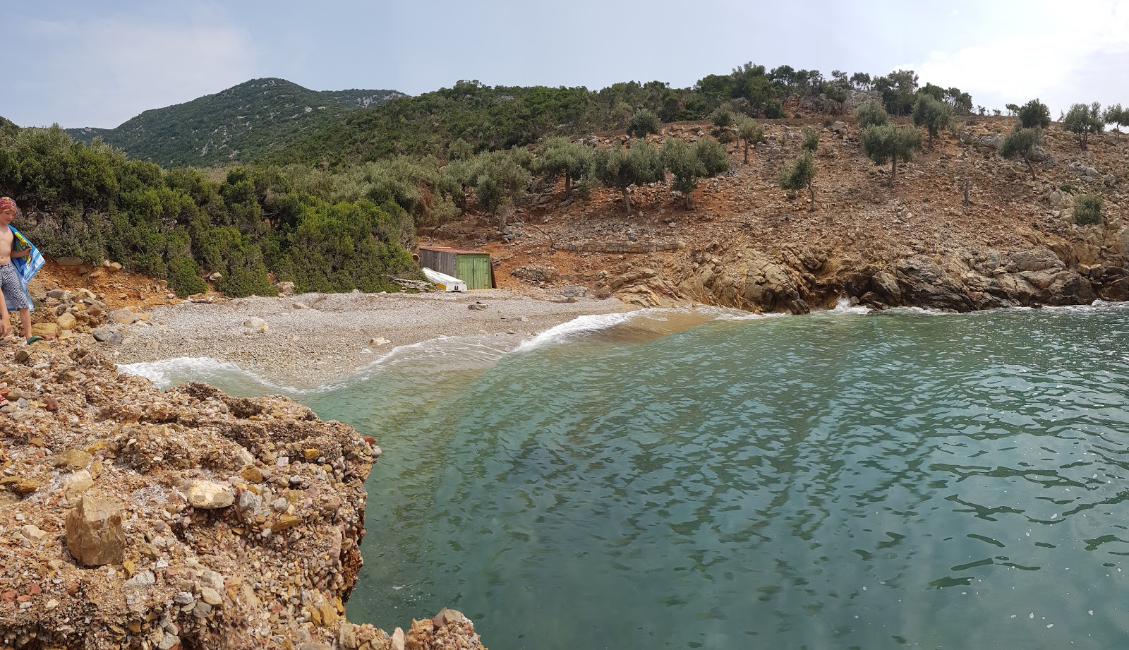 Zdjęcie Agalou Laka beach z powierzchnią turkusowa czysta woda