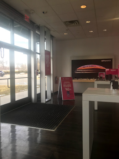 Cell Phone Store «T-Mobile», reviews and photos, 140 New Moriches Rd, Lake Grove, NY 11755, USA