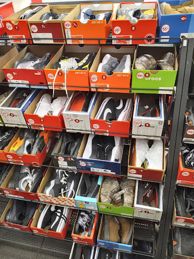 Shoe Store «Famous Footwear», reviews and photos, 2362 N Richmond Rd, McHenry, IL 60051, USA