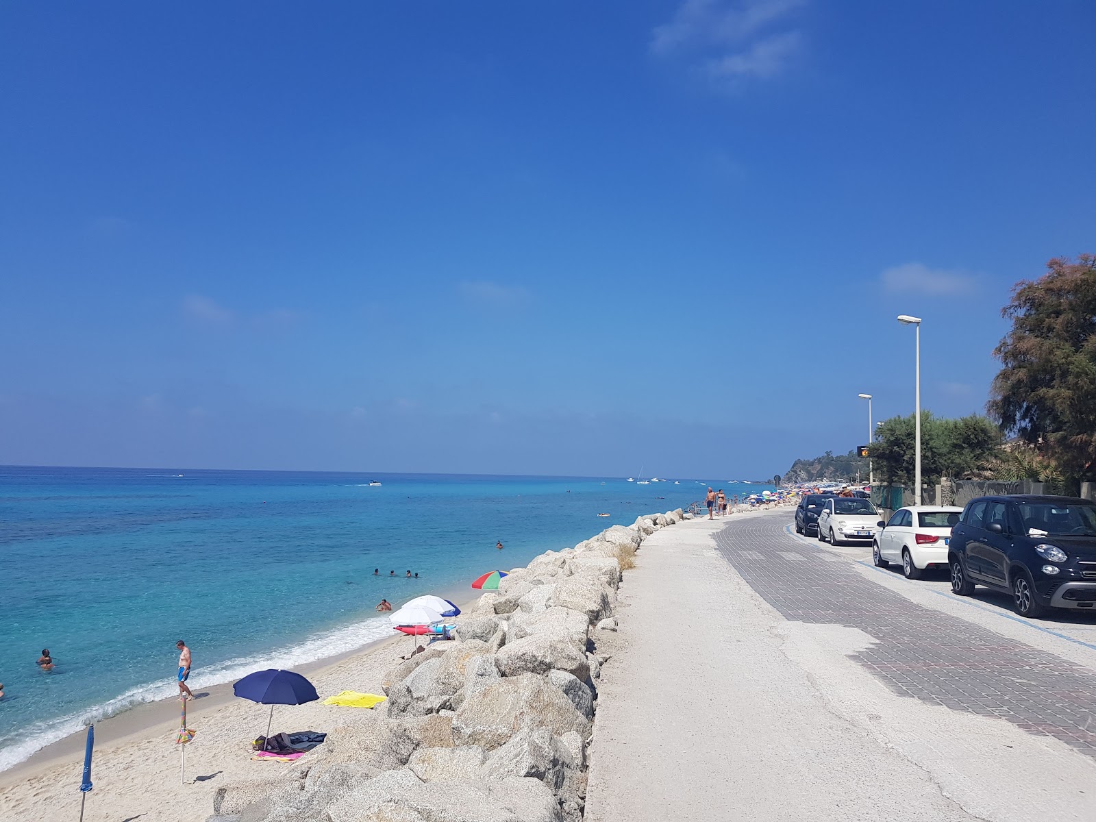 Foto af Spiaggia Libera Di Zambrone omgivet af bjerge