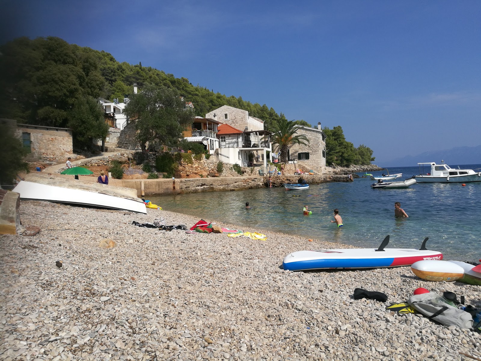 Fotografie cu Tvrdni Dolac beach și așezarea