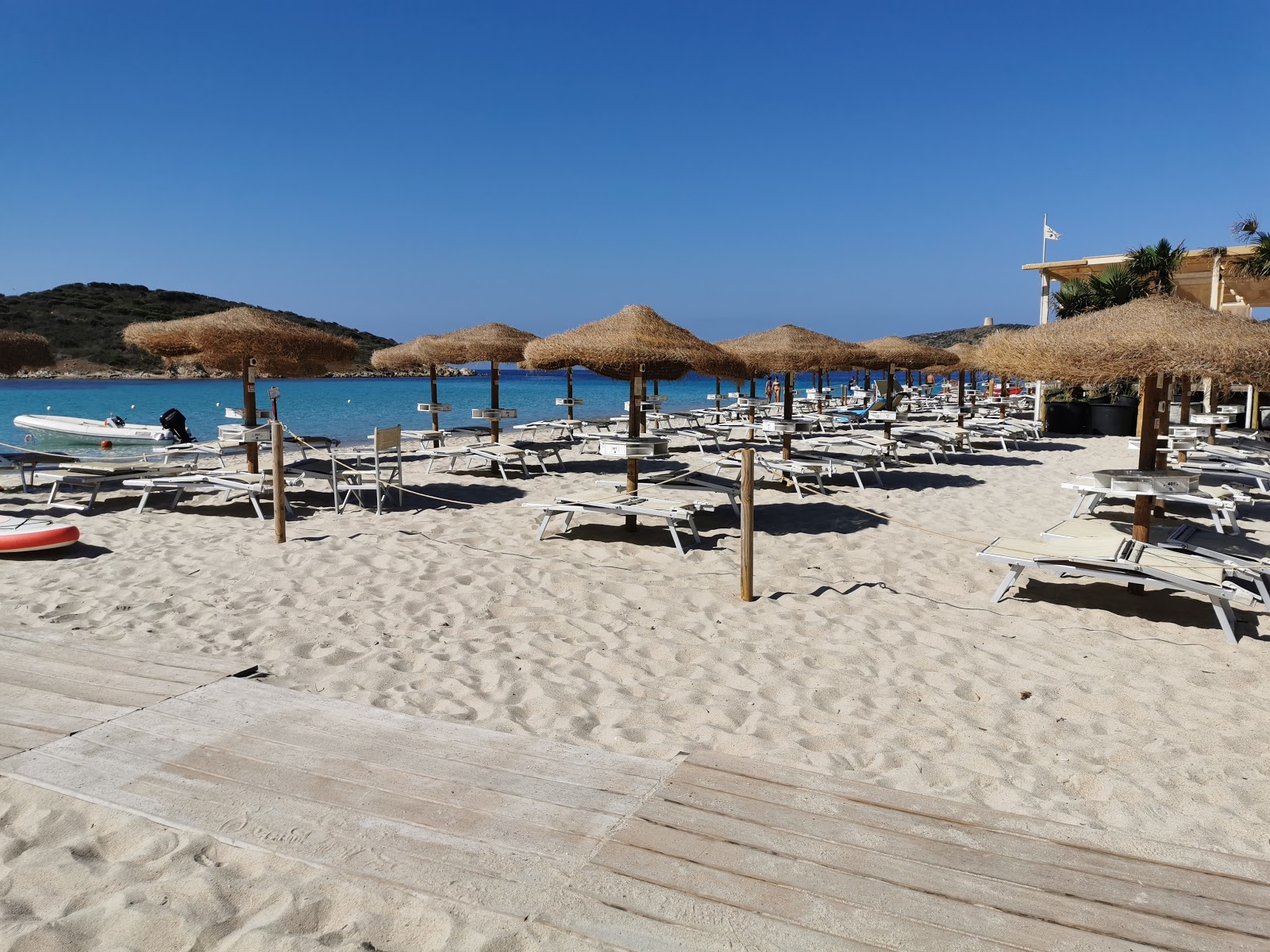 Photo de Plage de Tuerredda protégé par des falaises