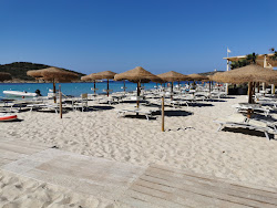 Photo de Plage de Tuerredda protégé par des falaises