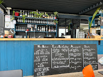Atmosphère du Restaurant La Cabane Oceane : Nº9 Le Bar à Huîtres et La Boutique à La Flotte - n°4