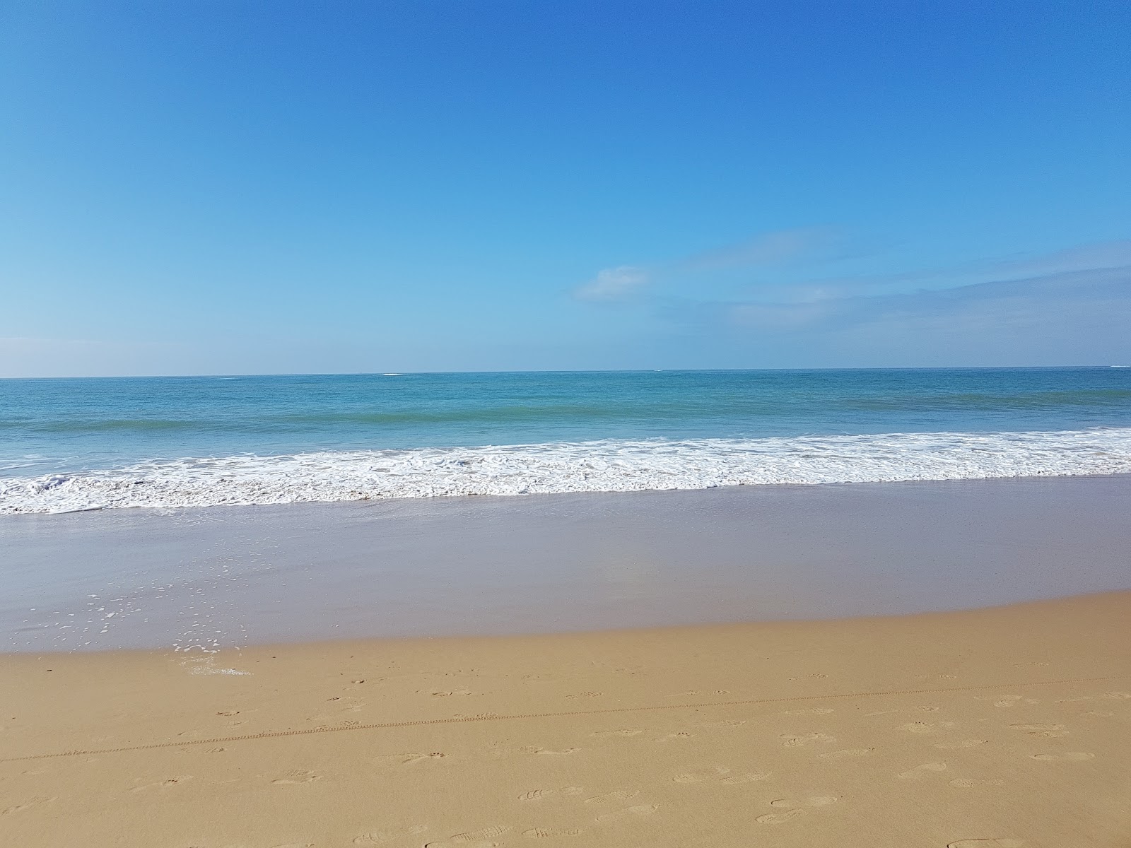 Foto av Playa de la Costilla med lång rak strand