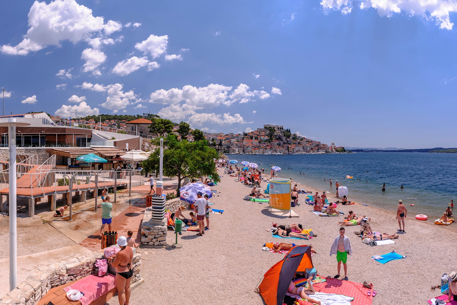 Foto van Banj beach met lichte fijne kiezelsteen oppervlakte