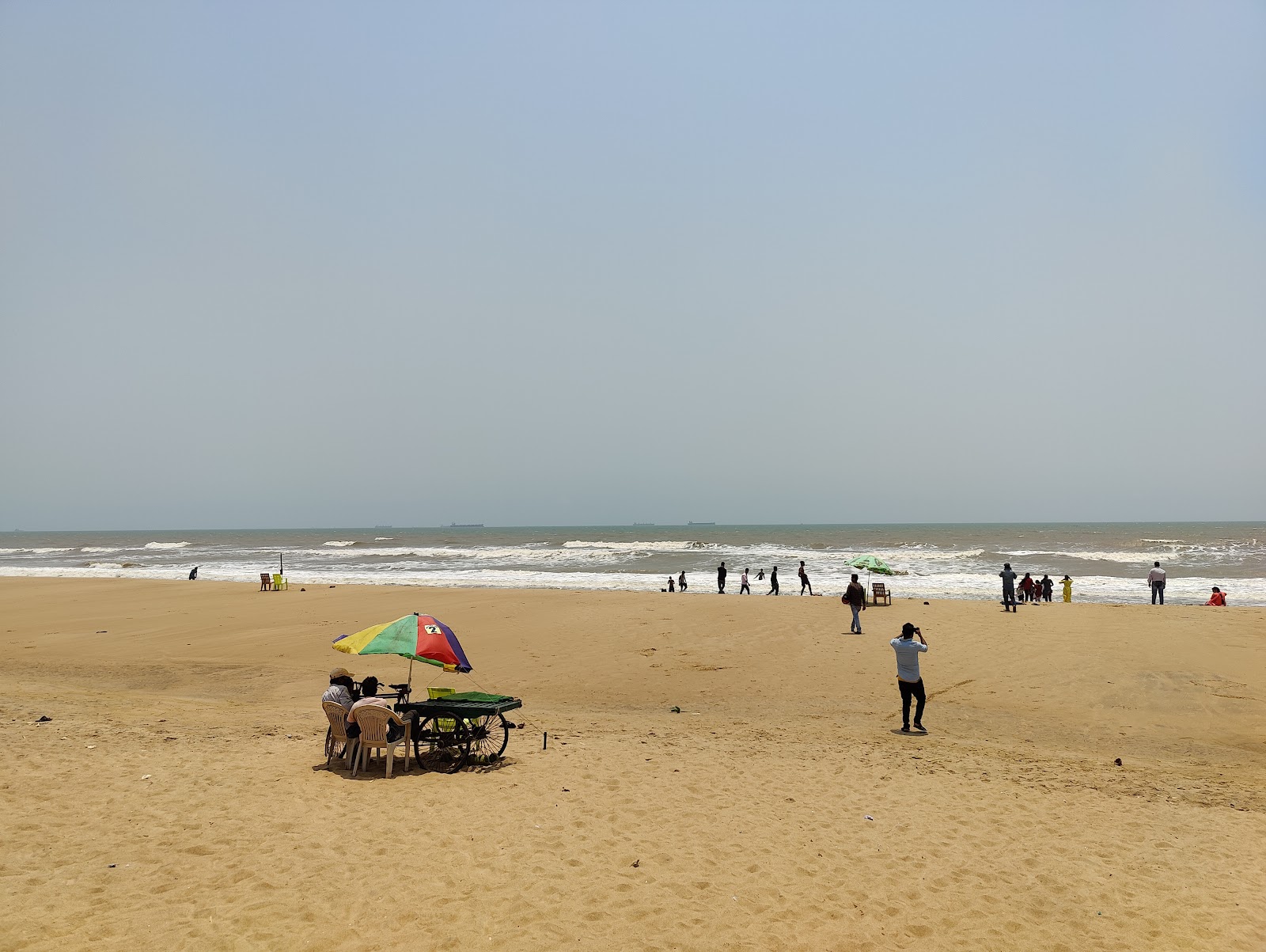 Paradeep Sea Beach的照片 带有碧绿色纯水表面