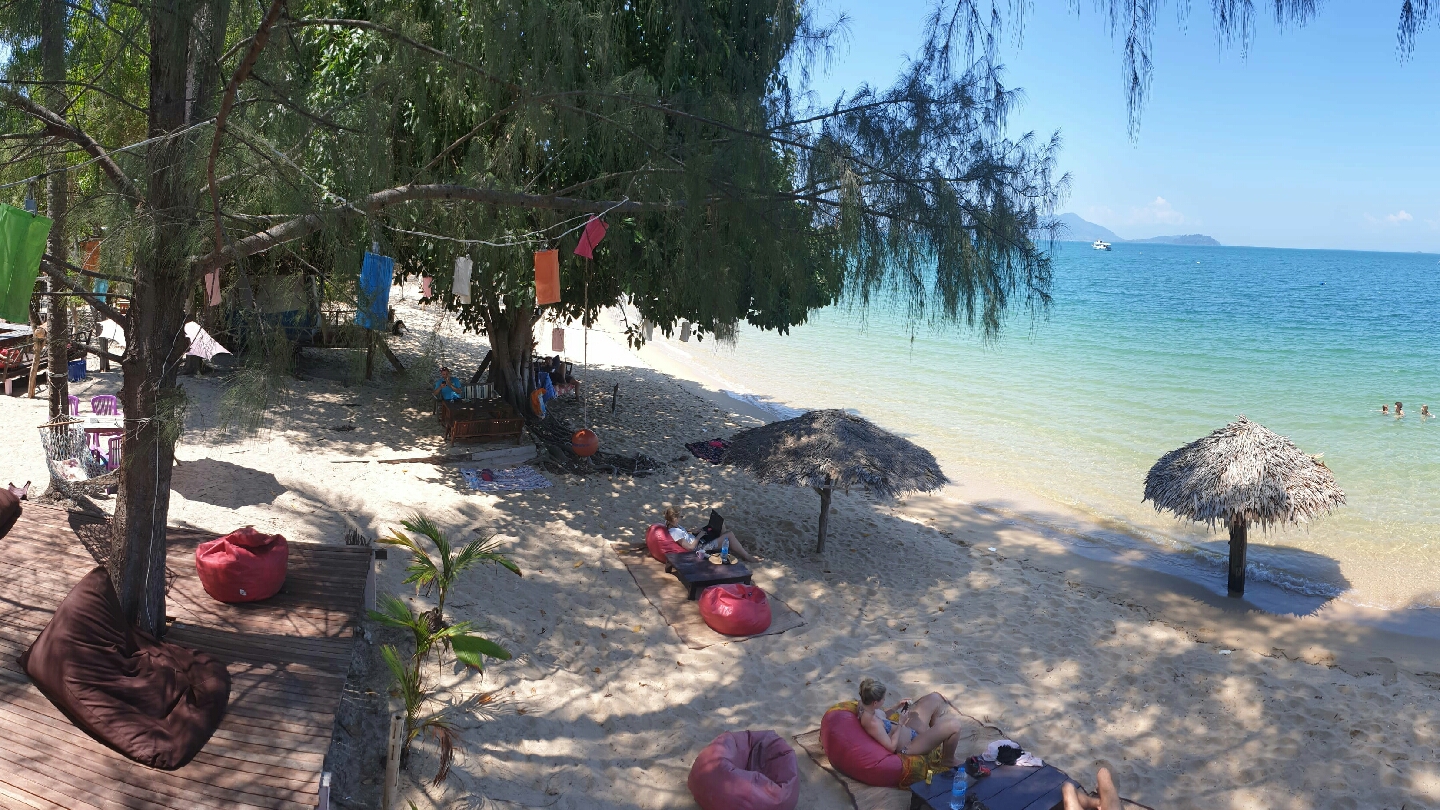 Mueang Beach的照片 带有宽敞的海湾
