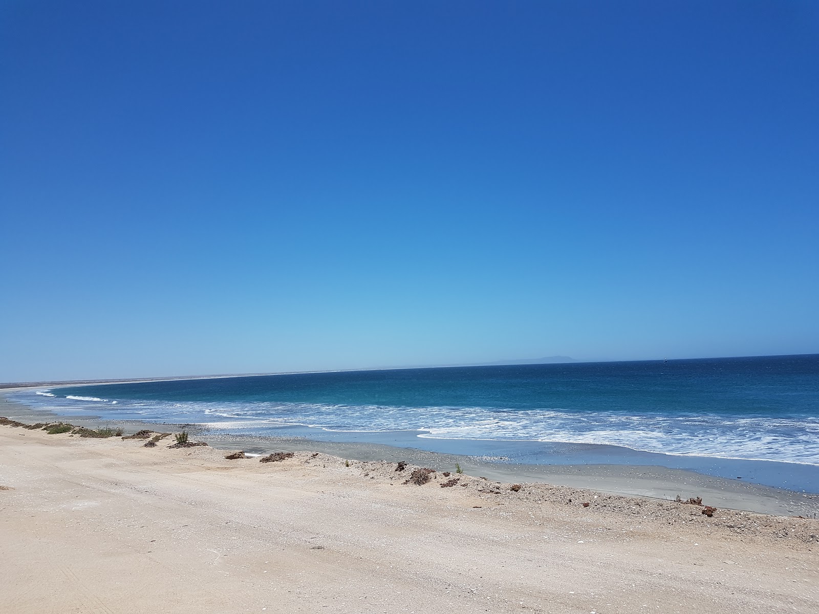 Fotografija Bahia Asuncion Beach z rjavi pesek površino