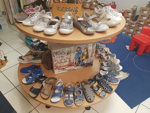 Magasin de chaussures Petits Pouces chaussures enfants juniors. /Périphérie de Toulouse. Toulouse/cugnaux Cugnaux