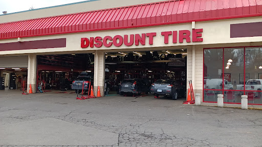 Tire Shop «Discount Tire Store - Clackamas, OR», reviews and photos, 8380 SE Sunnyside Rd, Clackamas, OR 97015, USA