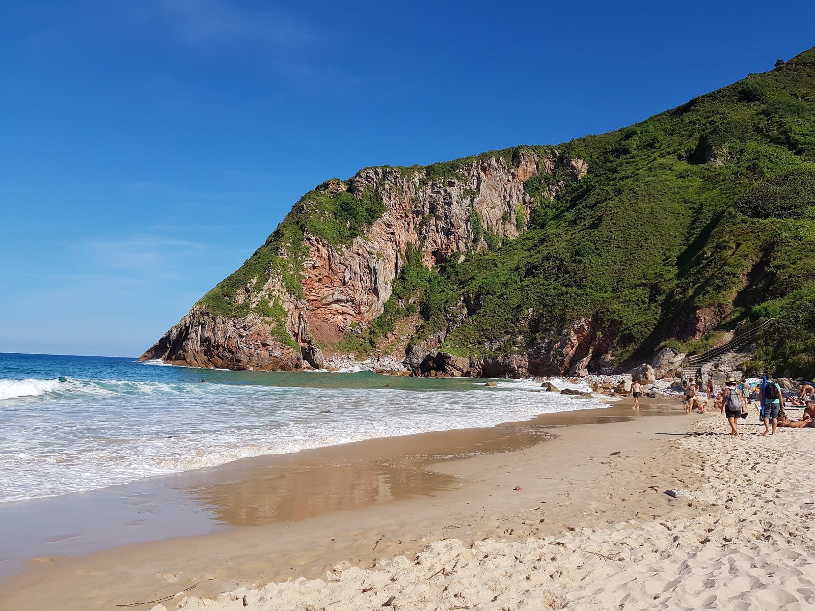 Playa de Ballota'in fotoğrafı geniş ile birlikte