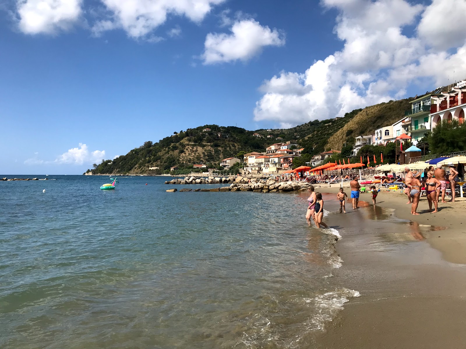 Pioppi beach'in fotoğrafı kahverengi kum yüzey ile