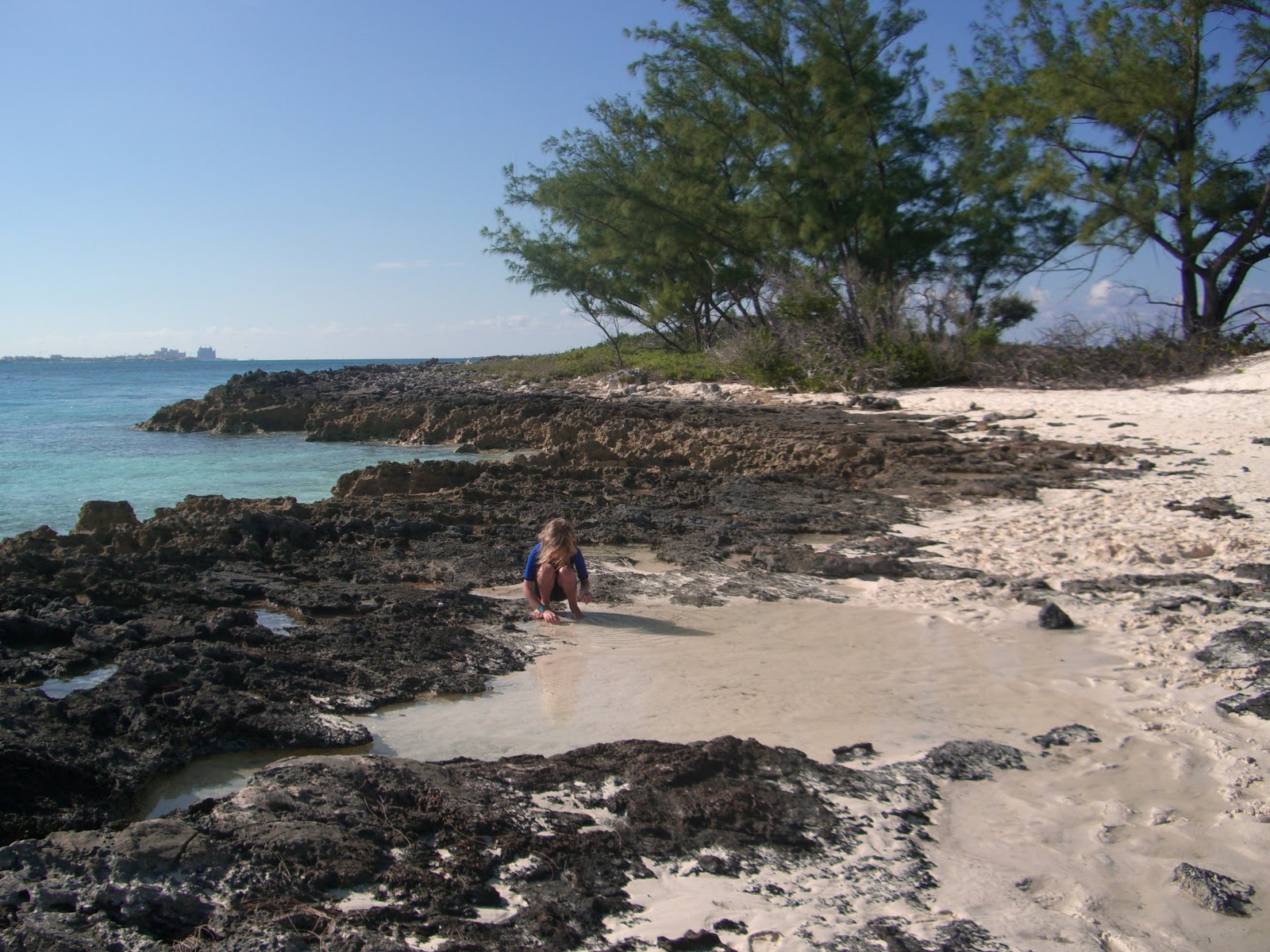 Rose Island beach的照片 带有碧绿色纯水表面