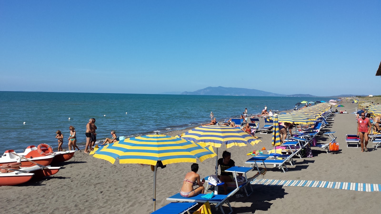 Spiaggia delle Graticciare的照片 带有明亮的沙子表面