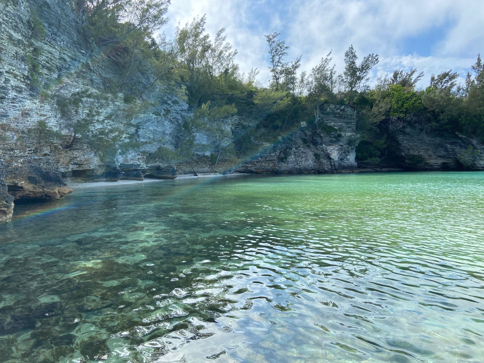 Deep Bay Beach的照片 带有碧绿色纯水表面