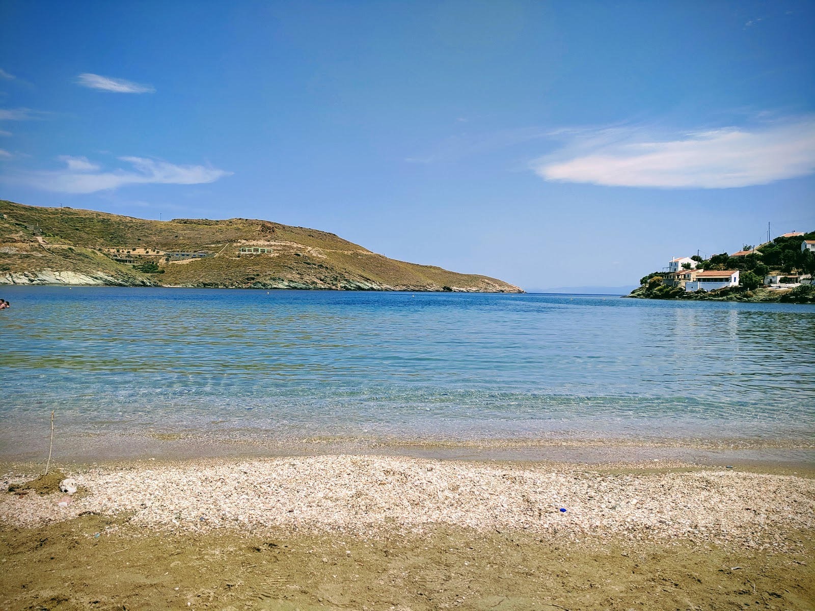 Paralia Otzias'in fotoğrafı uçurumlarla desteklenmiş