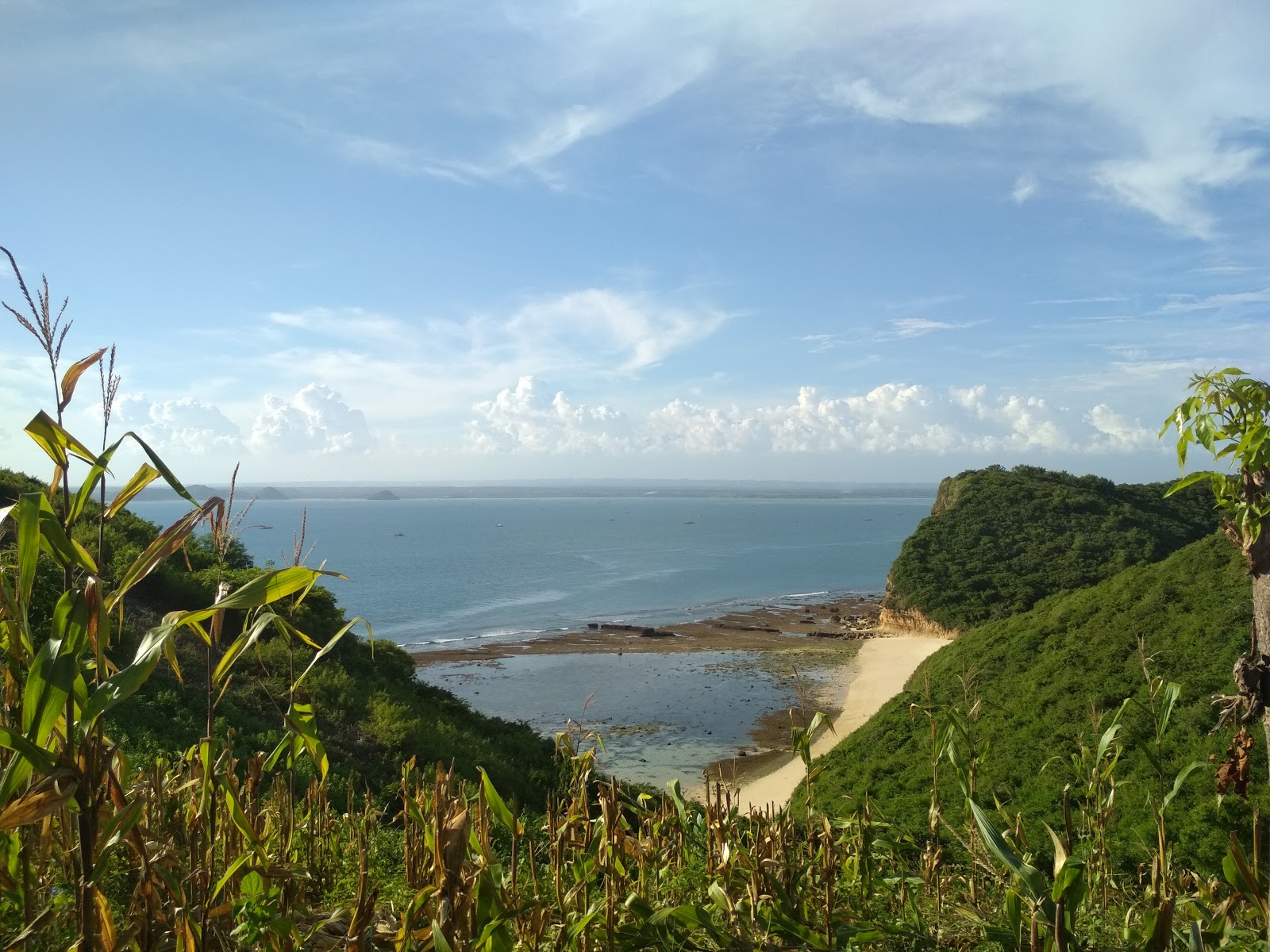 Foto von Paradise Beach umgeben von Bergen