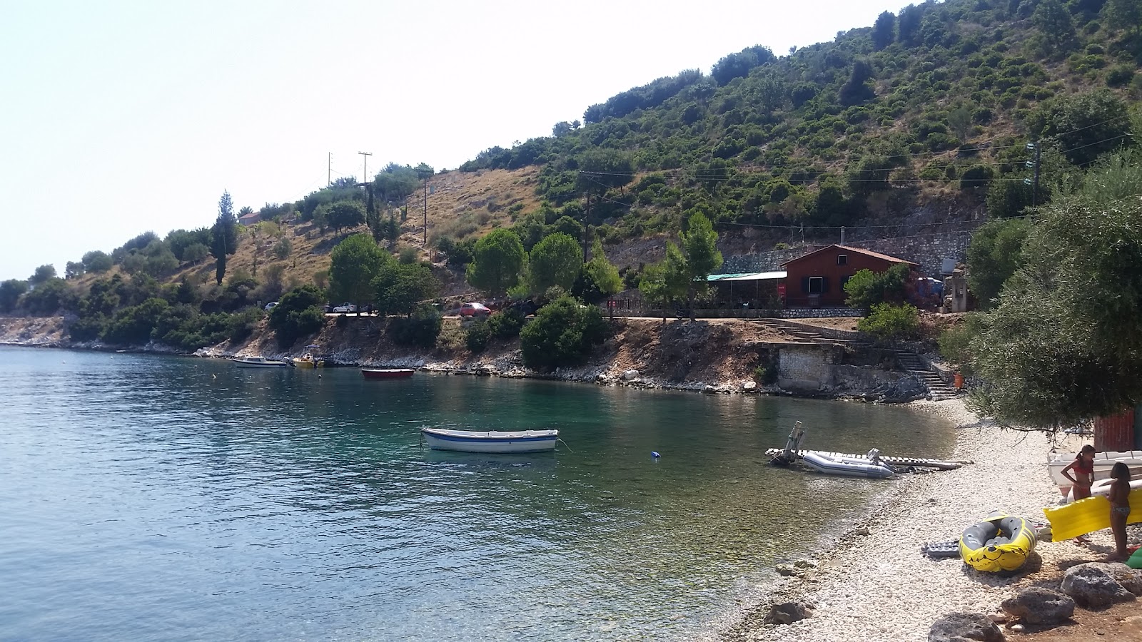 Agia Sofia beach'in fotoğrafı uçurumlarla desteklenmiş