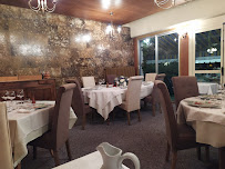 Atmosphère du Restaurant Hostellerie Le Lion D'or à Estivareilles - n°2