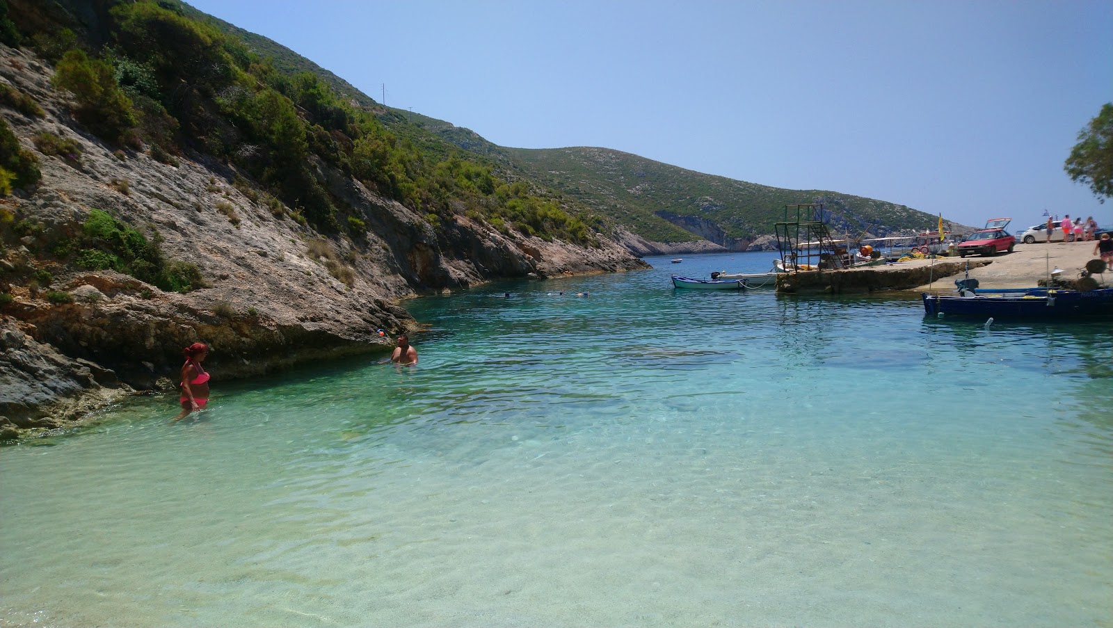 Foto von Porto Vromi Beach II von Klippen umgeben