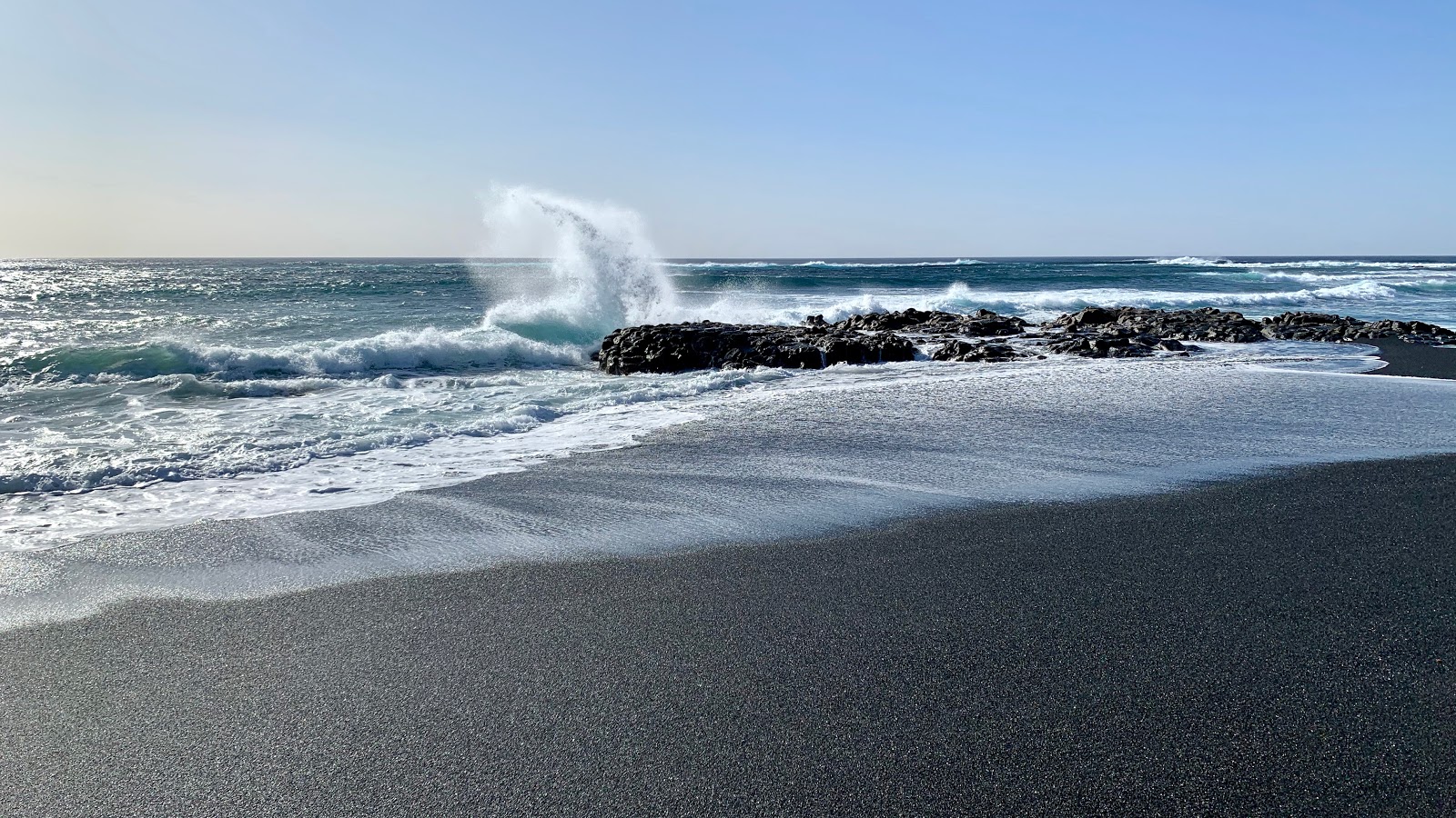 Playa de Janubio'in fotoğrafı geniş bir kıyı şeridi ile birlikte