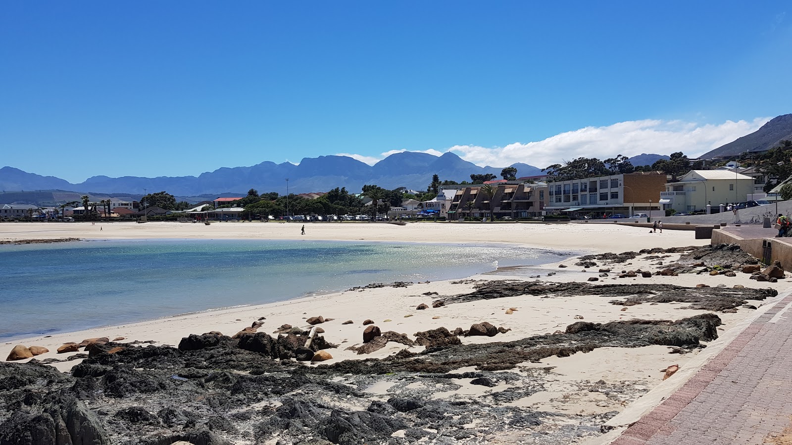 Photo de Gordon's Bay beach avec sable lumineux de surface