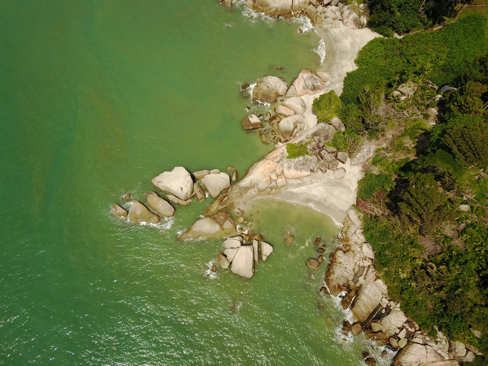 Foto av Tanjung Tembeling Beach med rymliga multifack