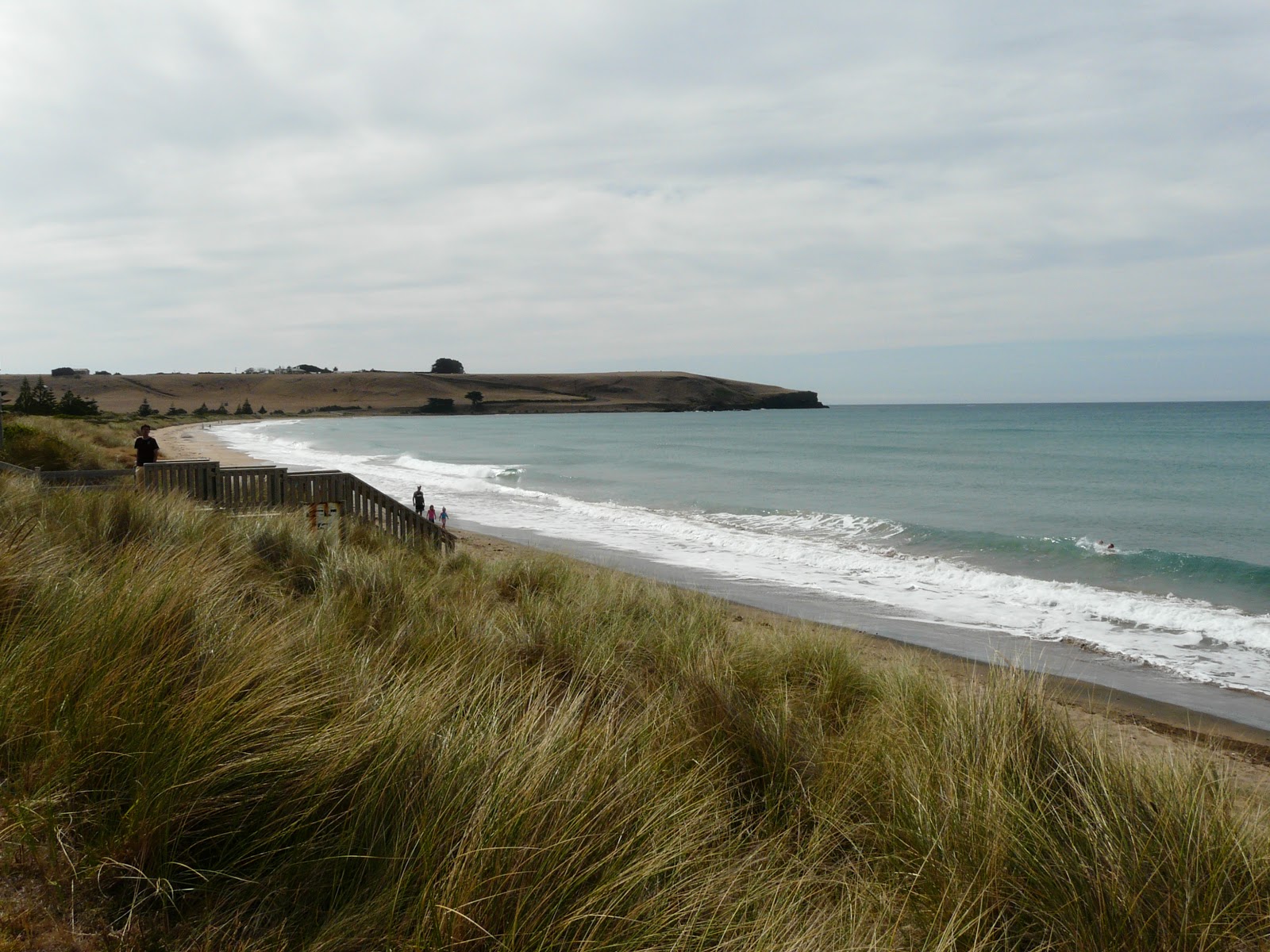 Photo de Godfreys Beach entouré de montagnes