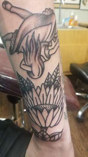 Tattoo Shop «Electric Arrow Tattoo», reviews and photos, 339 Smithtown Blvd, Ronkonkoma, NY 11779, USA