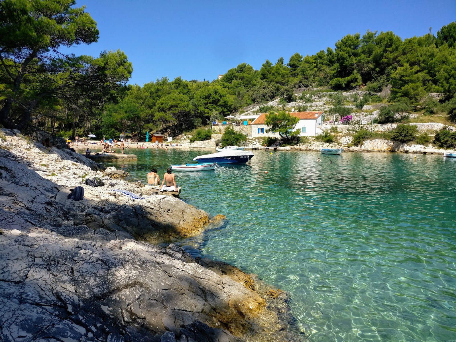 Foto von Valdarke beach und die siedlung