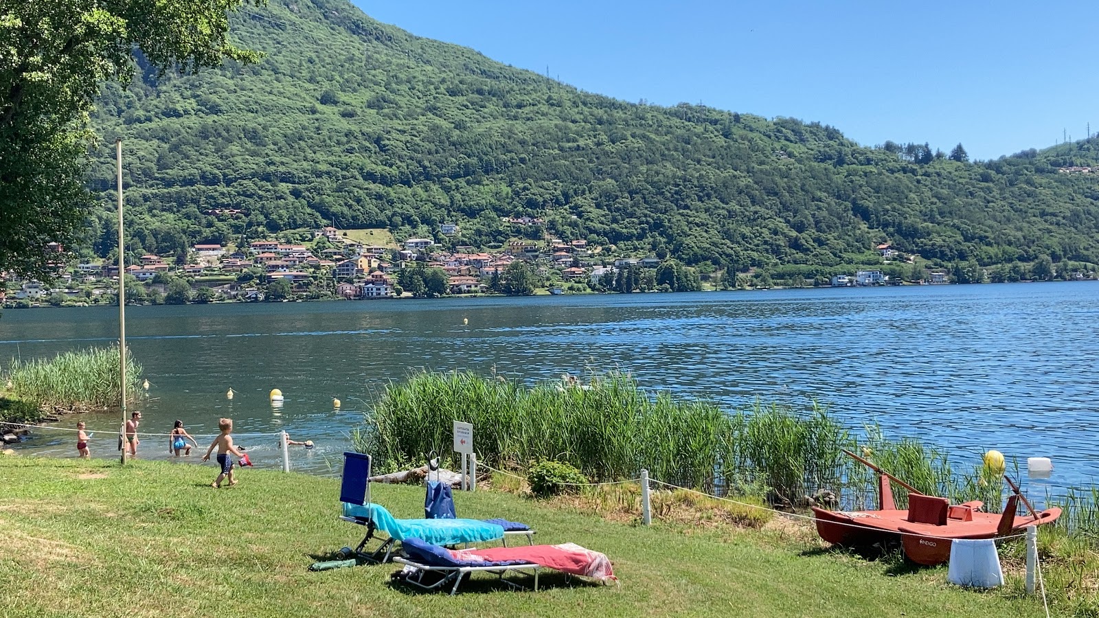 Fotografie cu Lido di Omegna Beach sprijinit de stânci
