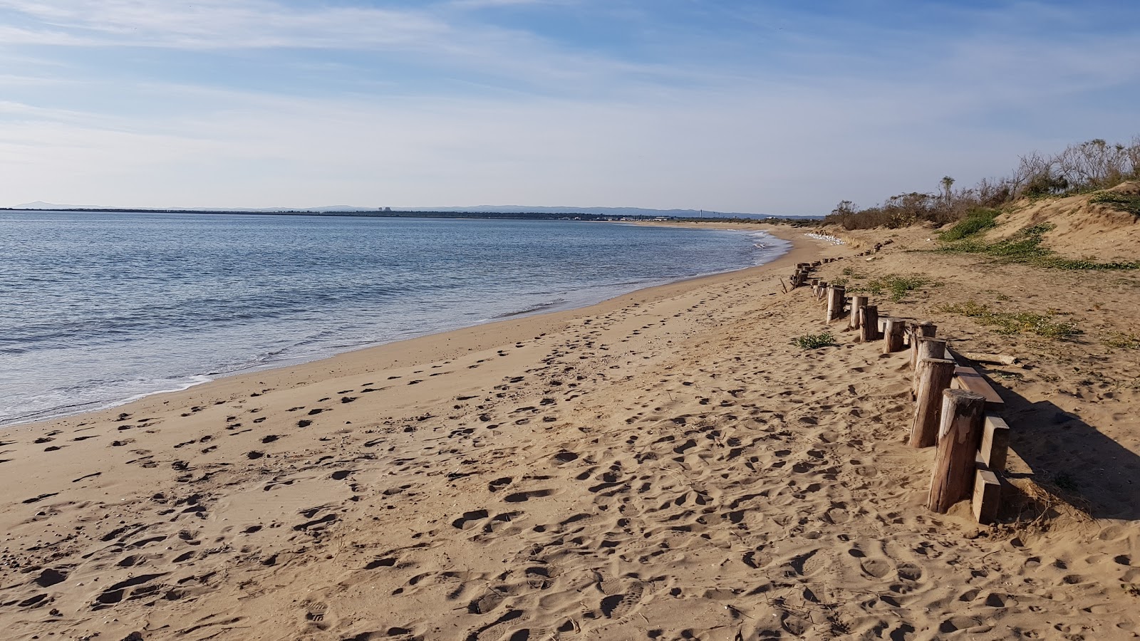 Foto de Playa la Bota con arena brillante superficie