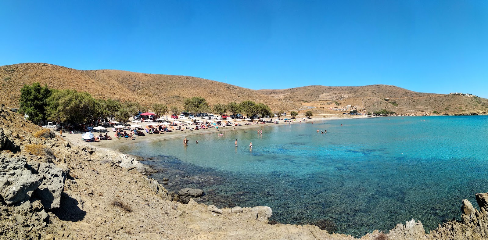 Foto di Paralia Steno con una superficie del sabbia nera e ciottoli