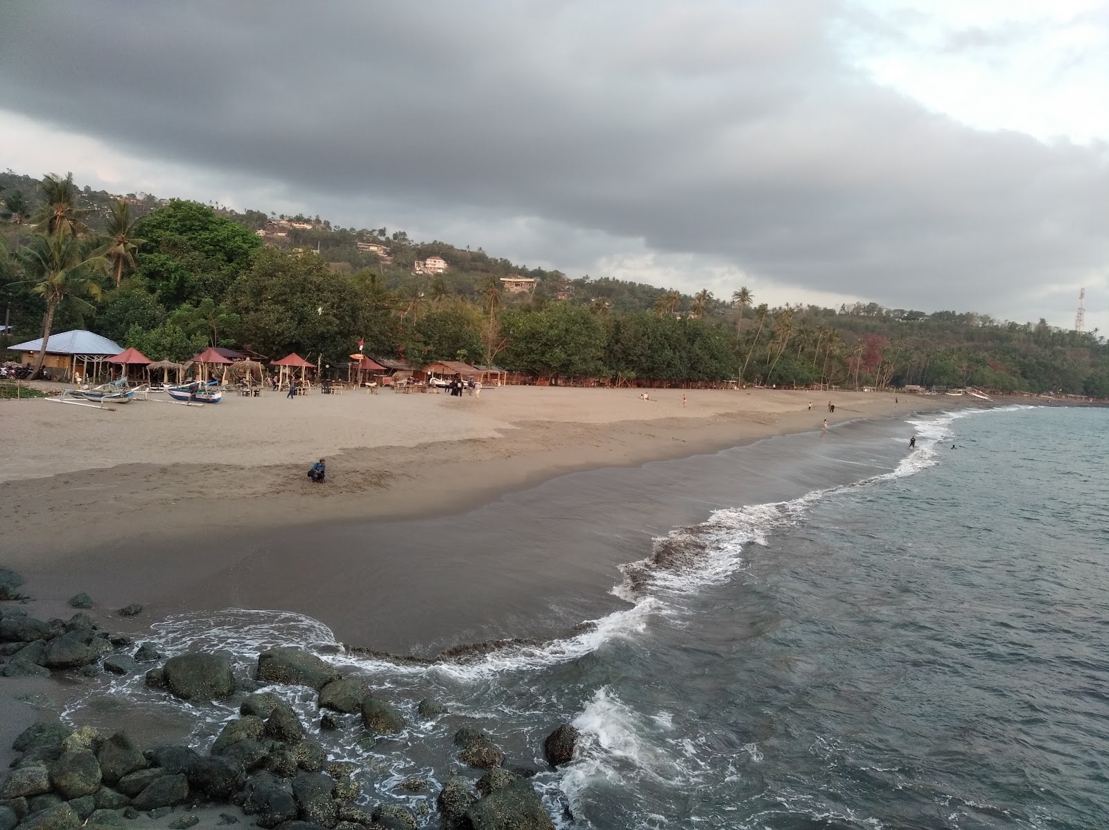 Fotografie cu Duduk Senggigi Beach cu o suprafață de apa pură turcoaz