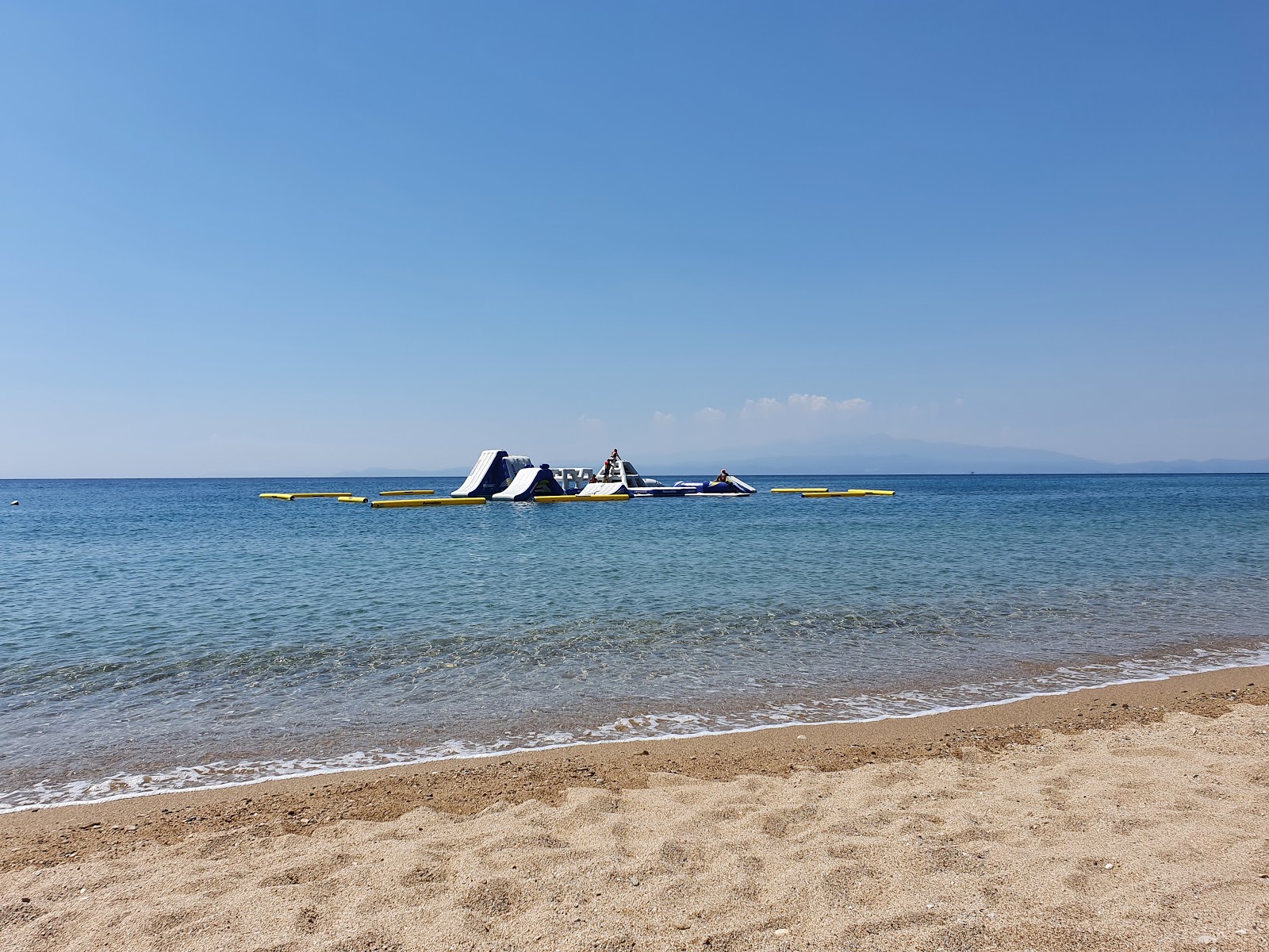 Foto di Platanes beach e l'insediamento