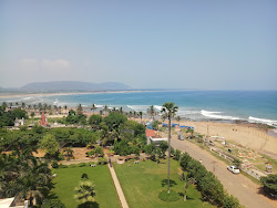 Photo de Bheemili Beach avec rivage droit, long