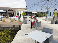 Atmosphère du Restaurant de fruits de mer Restaurant La Maison Bleue à Courseulles-sur-Mer - n°2