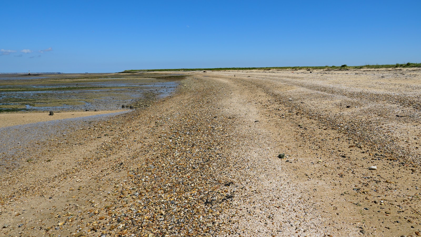 Foto van Yantlet Strand met zand met kiezelstenen oppervlakte