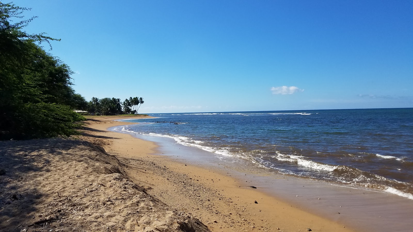 Foto von Pakala Beach mit heller sand Oberfläche